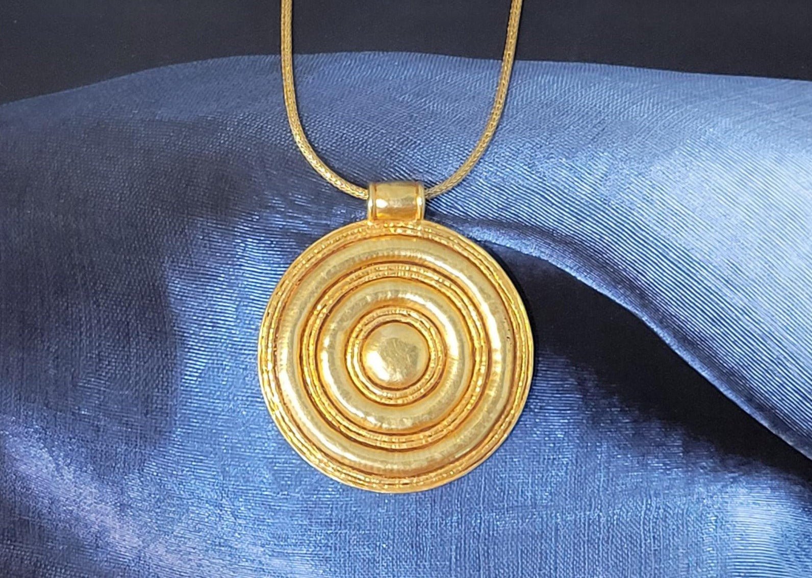 22K Y/G Circular Pendant with 18K Y/G Wheat Chain